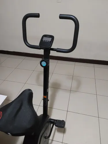 Bike ergométrica funcionando perfeitamente, incluindo almofada em gel para o assento.