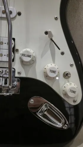 Guitarra Stratocaster Shelter HSS (split coil) + Pedaleira Digitech RP300 Artist + Bag