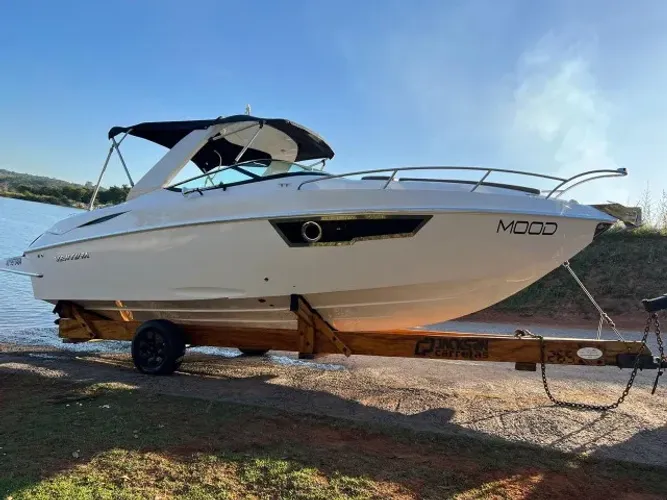 lancha Ventura 26,5 motor volvo penta 280 v8 obs: nevegou em apenas agua doce