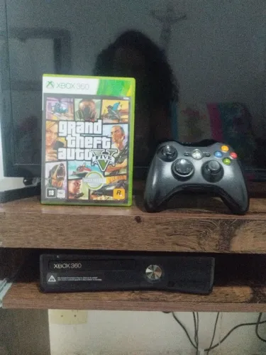 Xbox 360 + GTA V + LEGO Marvel Super Heroes + controle.