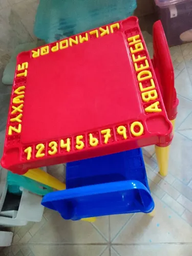 Mesa infantil e duas cadeirinhas