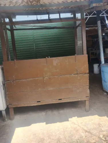 Banco no mercado público de Bayeux