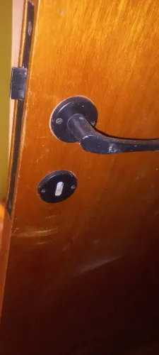 PORTA PADRÃO MOGNO 2.10 X 70 COM FECHADURA E DOBRADIÇAS SEM DETALHES 