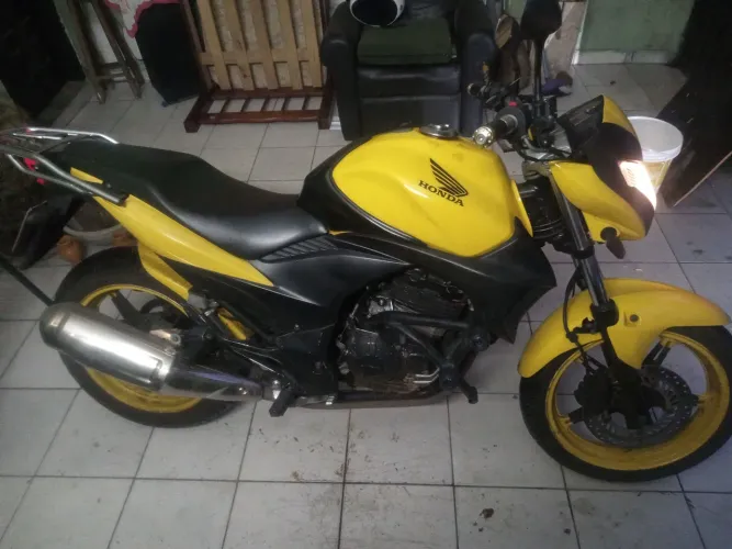 Vendo cb300 ano 2012 gasolina documento em dia motor em ótimo estado dois pneus novos 
