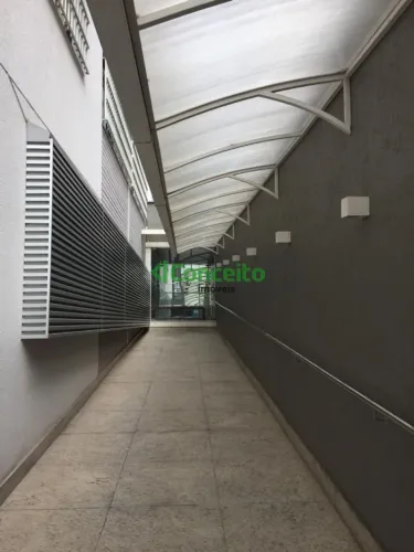 Apartamento amplo todo piso em porcelanato, armários nos quartos e cozinha.