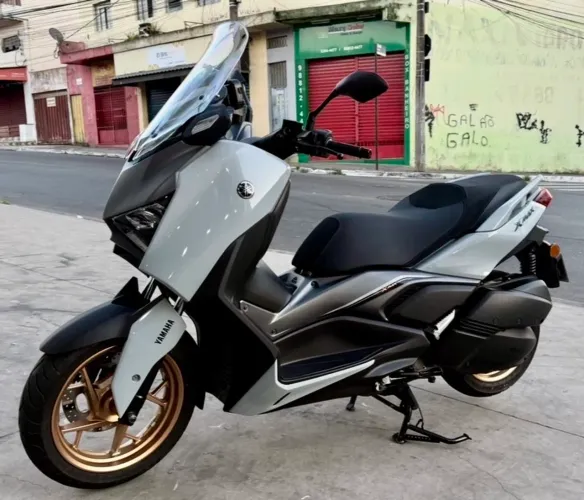 Xmax 300 Conected