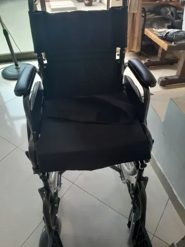 VENDO CADEIRA DE RODA NOVA NUNCA USADA