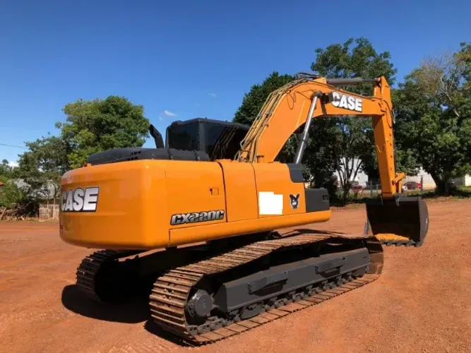 ESCAVADEIRA CASE CX220