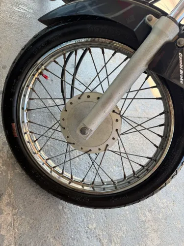 Vendo par de Roda raiada completa