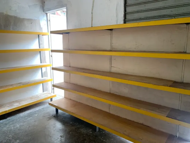 Prateleiras medindo 7,20mts , sendo 2 de 2,50m e 1 de 2,2k