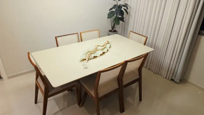 MESA E 6 CADEIRAS EM MADEIRA MACIÇA
