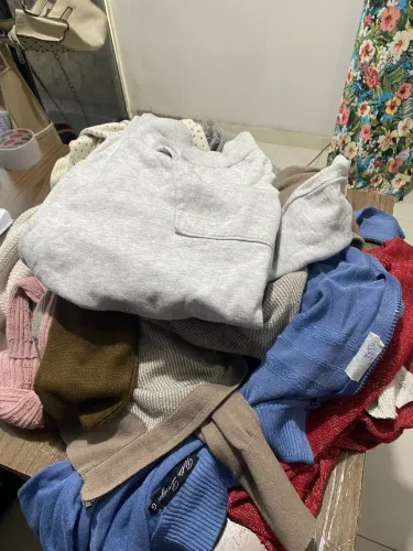 Roupas Sustentável, sendo: vestidos,blusas , sapato é bolsa para reuso.