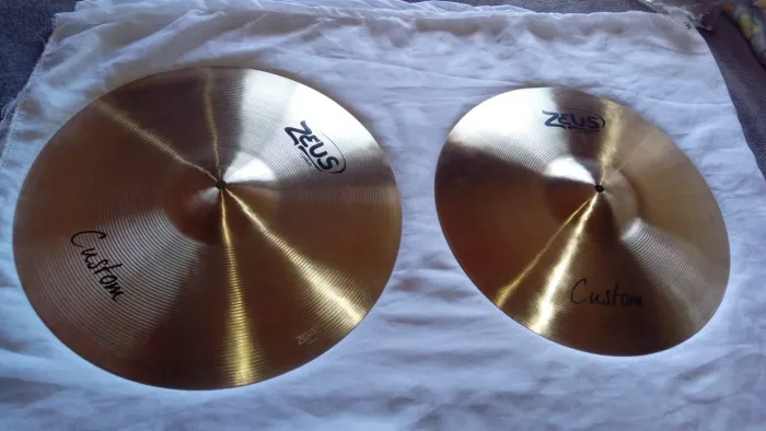 Vende-se 2 pratos Zeus de bateria acústica