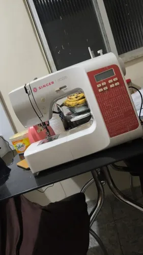 Máquina de Costura Singer SC220