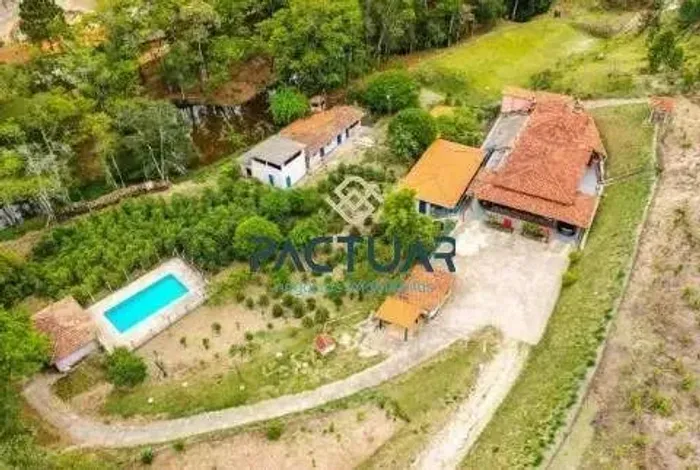 Sítio em Bom Jesus do Amparo às margens da BR 381, próximo ao trevo de Itabira.