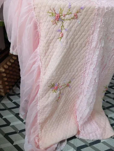 Vendo essa colcha de menina espetacular na cor rosa com babado de tule peça em martela