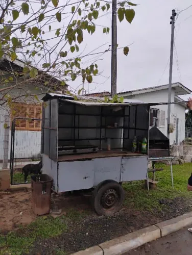 Trailer de churrasquinho e lanches