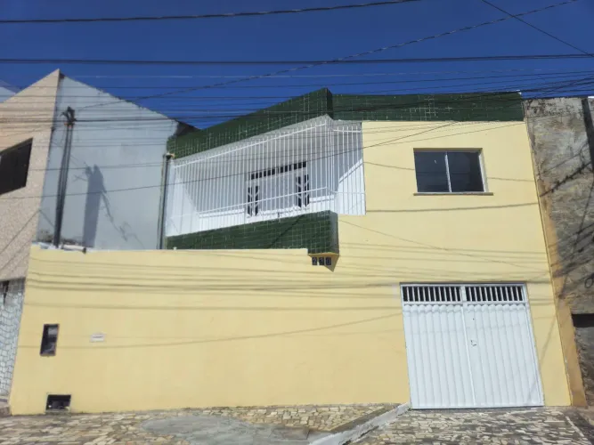 Casa Espaçosa de Andar - 4 Quartos (1 Suíte) no Conjunto Santa Lúcia / Jabotiana