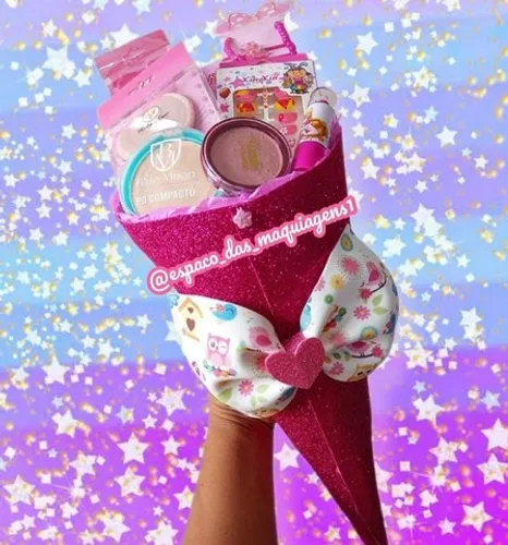 Buquê Pink Recheado de Maquiagem e Acessórios Infantil 