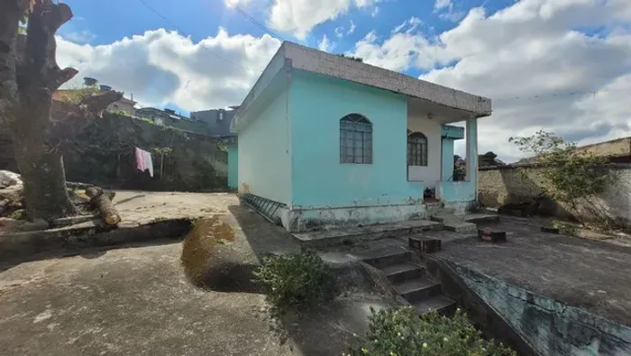 Casa com 03 quartos