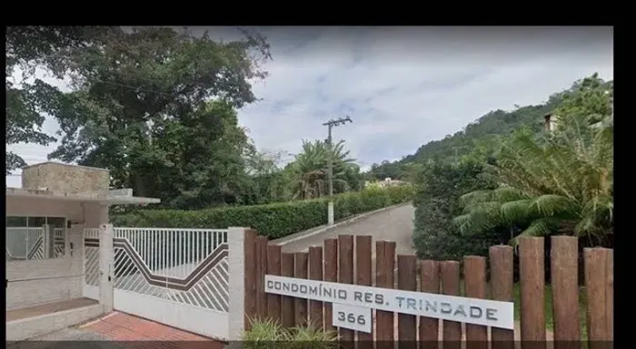 TERRENO EM CONDOMÍNIO FECHADO NA TRINDADE COM PROJETO APROVADO