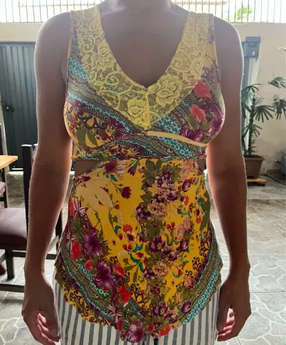 Blusa floral com abertura nas costas - TAM M