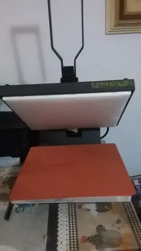 Máquinas pra fabricação de chinelos.