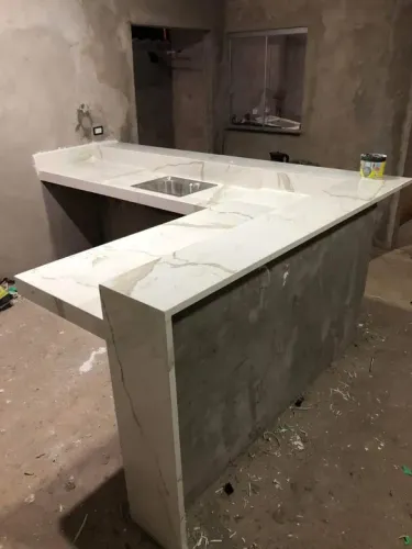 Pia de cozinha em porcelanato.