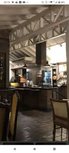 Balcão Encosto Refrigerado Inox Escovado com fogão no centro e coifa