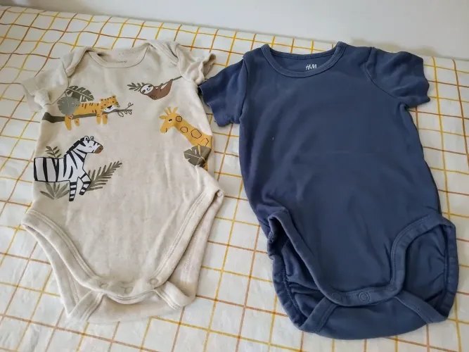 2 macacões curtos para bebês de 4 a 6 meses 