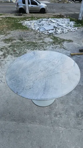Fabricamos base saarinen tulipa + tampo redondo 110cm Carrara 