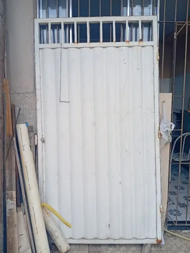 Portão usado altura 2,10 mts  largura 1,18 mts