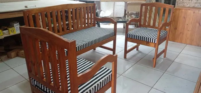 Conjunto de Sofá e Poltronas de Madeira com Almofadas Listradas