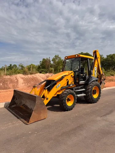 RETROESCAVADEIRA JCB 3C