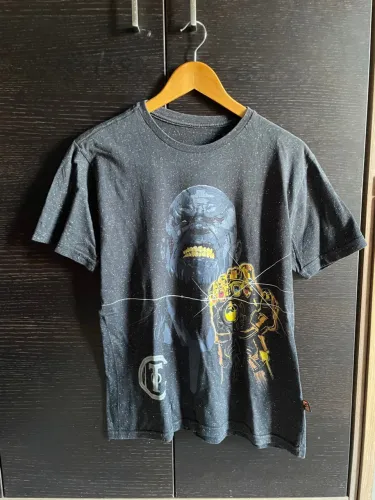 Camiseta Piticas Thanos com a Manopla do Infinito
