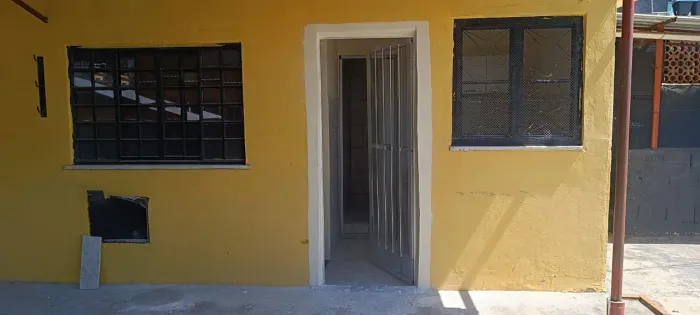 Aluga-se kitnet para moças *