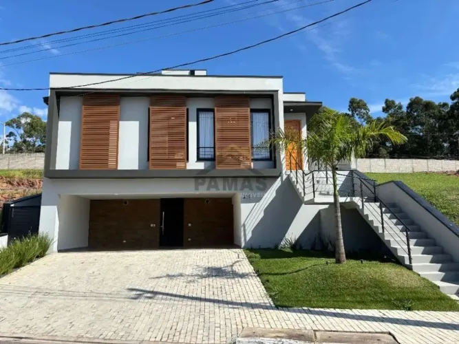 Lida casa com projeto harmonioso em condomínio na cidade de Vinhedo-SP