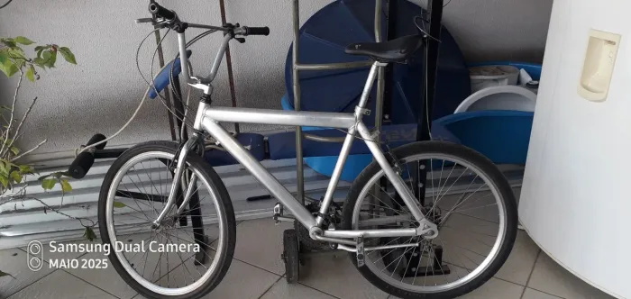 Bicicleta de Alumínio Resistente. Ótimo estado de conservação
