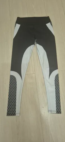 Calça Legging Fitness Preta com Detalhes