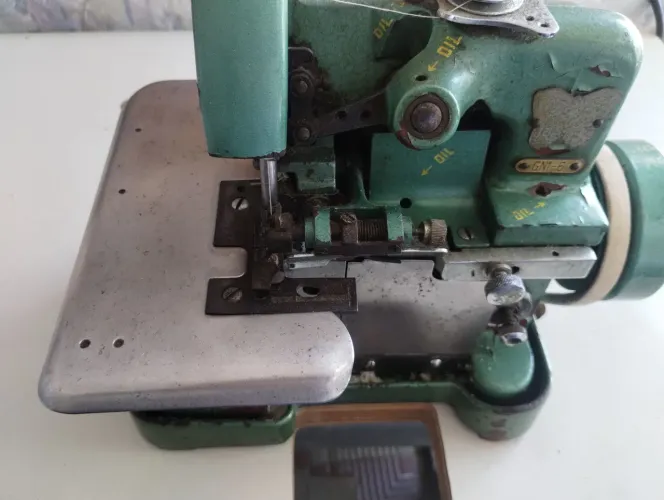 Marquinha de costura overloque em bom estado