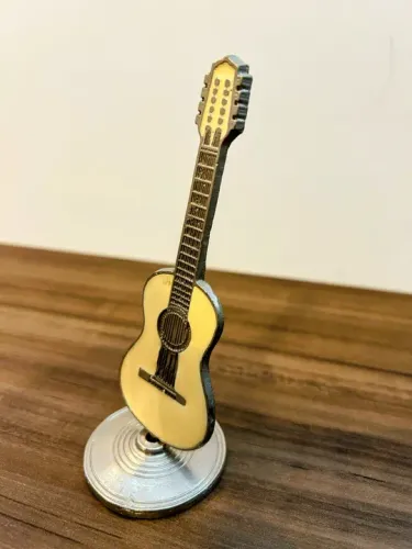 Guitarra de Metal em Miniatura