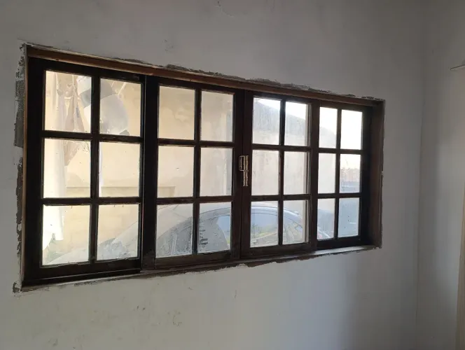 Janela madeira itaúba 2,mts com vidros.