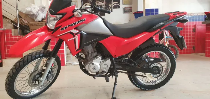 Bros 160 2023  vermelha muito bem conservada.