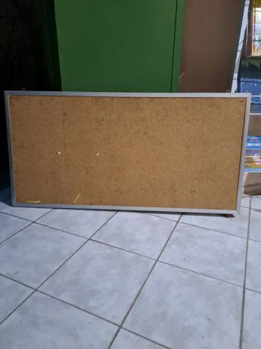 Quadro de avisos em cortiça 1.20m x 90cm