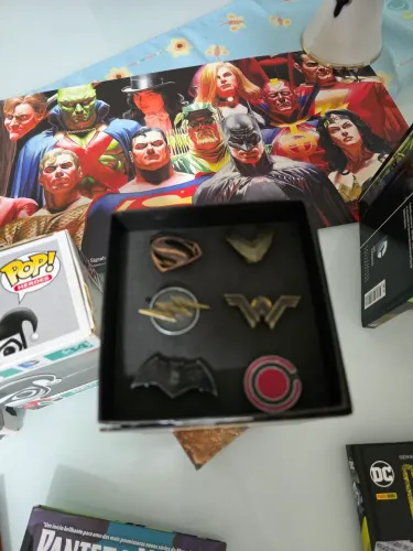 Pins de Metal Liga da Justiça DC Comics
