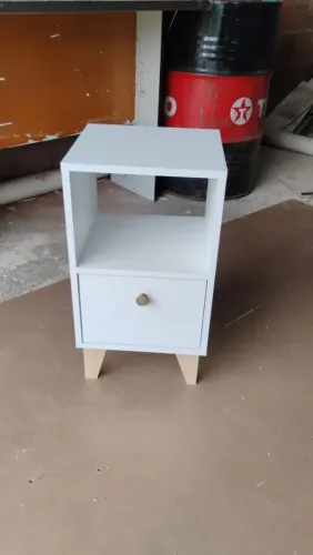 Mesa de cabeceira branca com gaveta