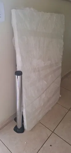 Mesa reforçada com pés em inox