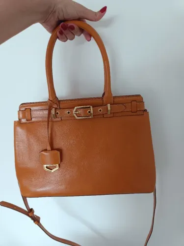 Bolsa de couro Arezzo Vitoria com detalhes dourados