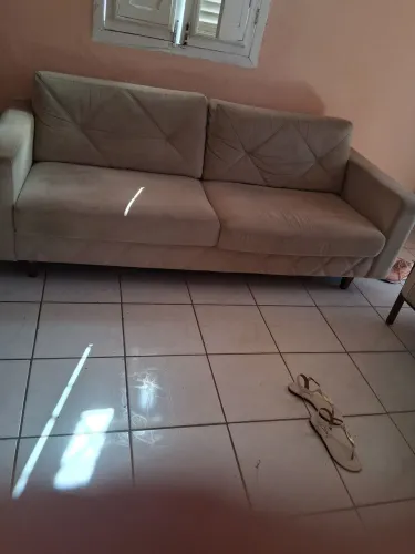 Sofá  3 lugares bege com design moderno