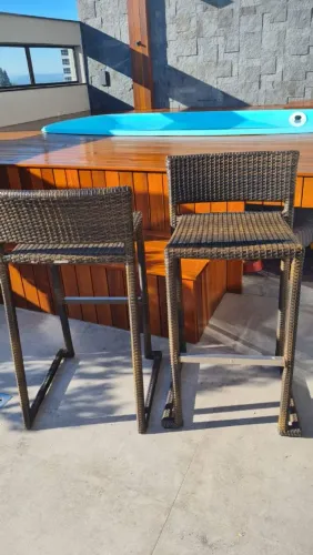2 Banquetas Marrom em fibra sintética